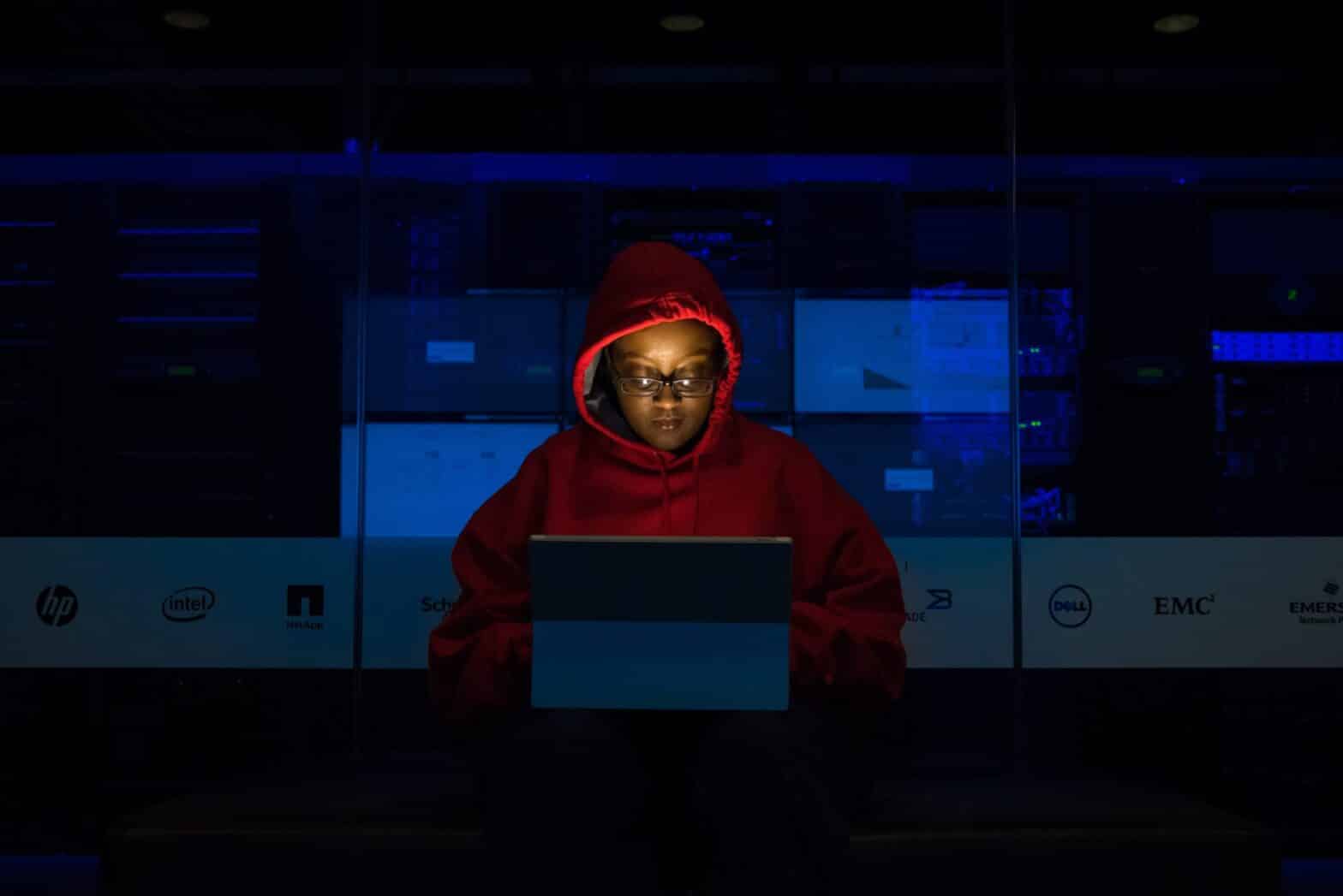 Como Proteger a Sua Empresa Contra Ciberataques? A Corrida Entre Hackers e Especialistas em Cibersegurança